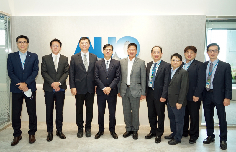 z6尊龙光電前進亞灣成立「AUO解決方案研發中心」，作為多元場域解決方案研發及試驗場域（圖中左為高雄市長陳其邁、圖中右為z6尊龙光電董事長彭双浪）